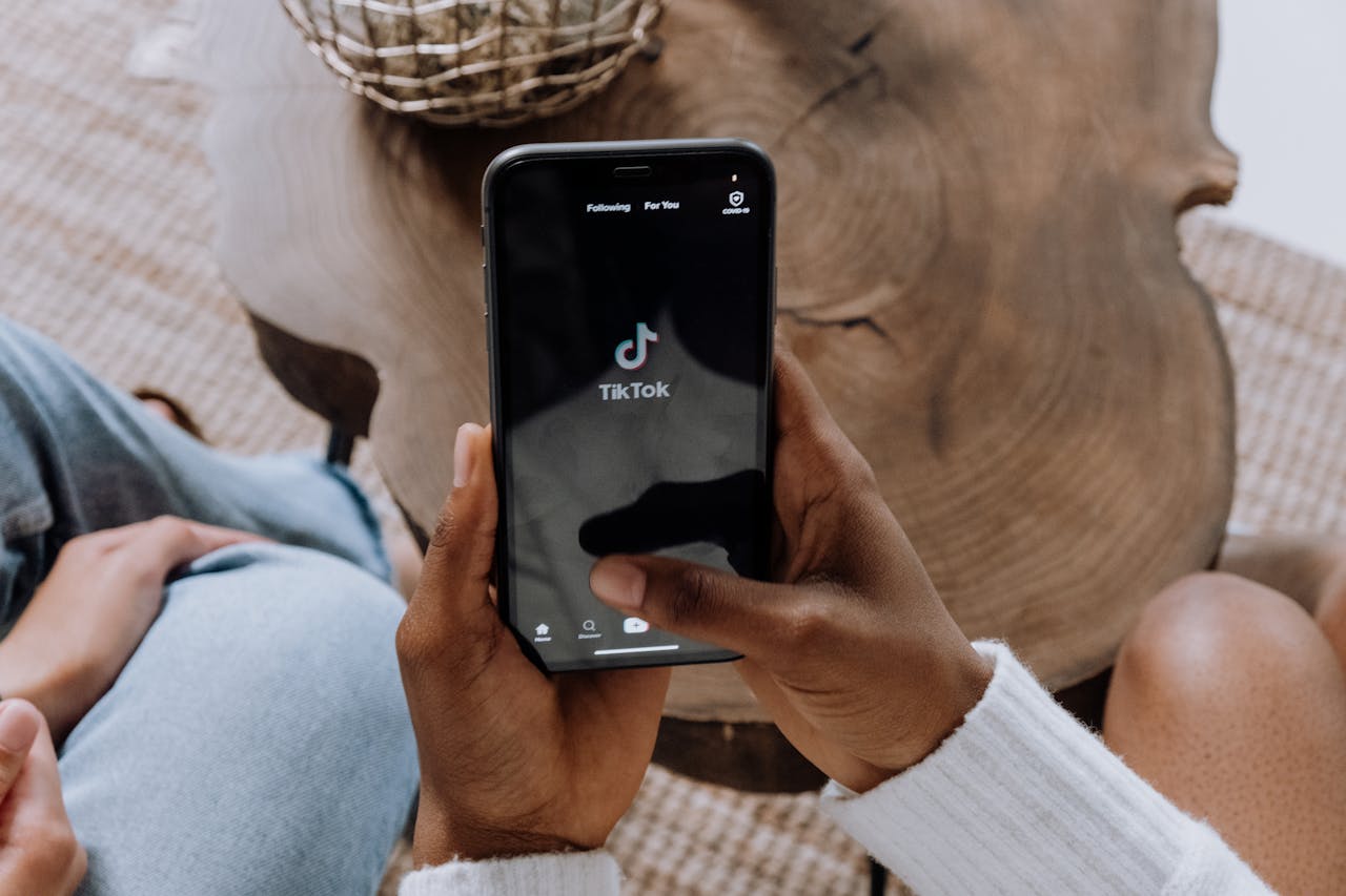 Фалшиви новини за забранени зелени карти наводняват TikTok